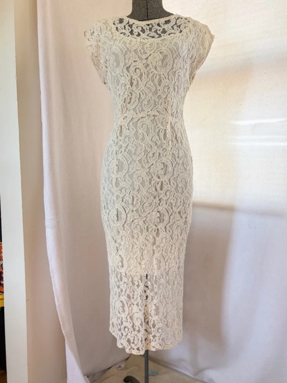 Vintage Aryn K. cream stretchy lace dress Size M WITH FLAW